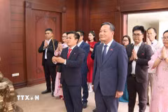 Đoàn cán bộ dâng hương tưởng niệm Chủ tịch Hồ Chí Minh tại Phòng thờ Bác trong khuôn viên Đại sứ quán Việt Nam tại Lào. (Ảnh: Xuân Tú/TTXVN)