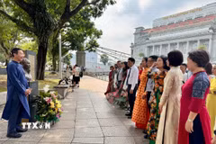 Đại sứ Trần Phước Anh phát biểu trước cán bộ, nhân viên Đại sứ quán và cộng đồng tại lễ dâng hoa tượng Bác. (Ảnh: Đỗ Vân/TTXVN)