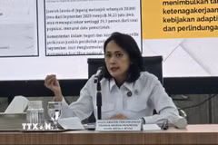 Thứ trưởng Bộ Bảo vệ Lao động Di cư Indonesia Christina Aryani phát biểu trước báo giới. (Ảnh: Lê Minh Hưởng/TTXVN)