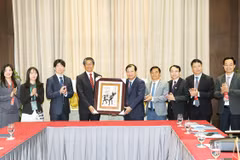 Phó Chủ tịch Ủy ban Nhân dân tỉnh Phan Thế Tuấn (thứ 4 bên phải) tặng sản phẩm làng nghề tranh dân gian Đông Hồ cho Ngài Đại sứ đặc mệnh toàn quyền Nhật Bản tại Việt Nam. (Ảnh: Cổng Thông tin Điện tử tỉnh Bắc Ninh)