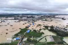 Khu vực hạ lưu của hồ chứa Lục Lam bị ngập lụt sau sự cố vỡ hồ do mưa lớn gây ra bởi bão Maysak tại thành phố Hengzhou, Khu tự trị dân tộc Choang Quảng Tây, miền Nam Trung Quốc ngày 6/7/2026. (Ảnh: THX/TTXVN phát)