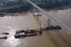 Hoạt động trục vớt 2 tàu hàng đang được tiến hành thận trọng nhưng khẩn trương với quyết tâm cao của lực lượng chuyên trách. (Ảnh: Nguyễn Văn Cảnh/TTXVN)