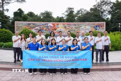 Đoàn công tác của Trung tâm thông tin TTXVN khu vực phía Nam tham quan công trình bức tranh hoành tráng tại Khu di tích lịch sử văn hoá quốc gia đặc biệt Căn cứ Trung ương Cục miền Nam. (Ảnh: Giang Phương/TTXVN)