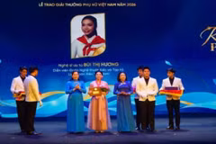 Nghệ sỹ ưu tú Bùi Thị Hương vinh dự nhận giải thưởng Phụ nữ Việt Nam 2026. (Ảnh: TTXVN)
