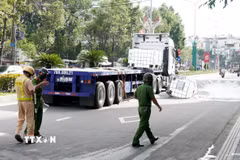 Lực lượng chức năng bảo vệ hiện trường, phân luồng điều tiết giao thông. (Ảnh: Lê Phước Ngọc/TTXVN)