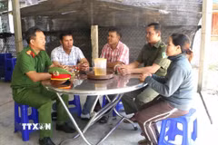 Gia đình anh Phạm Văn Song (thứ 2 từ trái sang), thôn Ba Thành, xã Ba Động, từng là nạn nhân của "cầm đồ thuốc độc." (Ảnh: Đinh Hương/TTXVN)