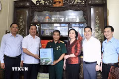 Phó Thủ tướng Phạm Thị Thanh Trà cùng lãnh đạo tỉnh Lào Cai thăm gia đình thương binh Đoàn Đình Thành, trú tại phường Yên Bái. (Ảnh: Đinh Thùy/TTXVN)