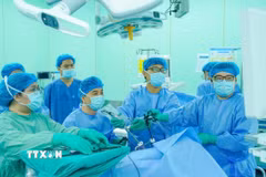 Bác sỹ Bệnh viện Đại học Y dược Thành phố Hồ Chí Minh phẫu thuật ung thư trực tràng cho người bệnh Indonesia. (Ảnh: TTXVN phát)