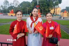 Chị Tạ Thùy Liên (giữa), Trưởng Ban Liên lạc người Việt Nam tại Singapore, luôn nỗ lực gắn kết các thế hệ người Việt Nam ở Singapore với quê hương, đất nước. (Ảnh: TTXVN phát)