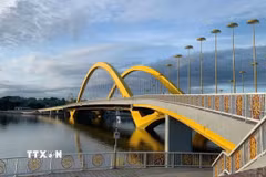 Cầu Nguyễn Hoàng vượt sông Hương. (Ảnh: Hải Âu/TTXVN)