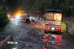 Hiện trường sạt lở đất đá tại khu vực bản Chẹn, xã Tạ Khoa (Sơn La) gây nguy hiểm cho người và các phương tiện tham gia giao thông. (Ảnh: TTXVN phát)