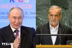 Tổng thống Nga Vladimir Putin (trái) và người đồng cấp Iran Masoud Pezeshkian. (Nguồn: THX-IRNA/TTXVN)