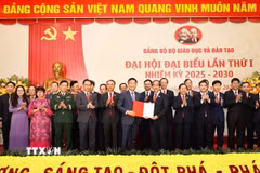 Phó Thủ tướng Chính phủ Lê Thành Long trao quyết định cho Ban Chấp hành Đảng ủy Bộ GD&ĐT khóa I, nhiệm kỳ 2025 - 2030. (Ảnh: Thanh Tùng/TTXVN)