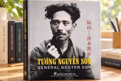 Sách ảnh về Tướng Nguyễn Sơn. (Ảnh: TTXVN)
