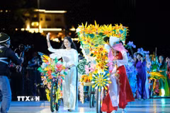 Diễu hành xe đạp hoa tại đêm nghệ thuật Bế mạc Festival hoa Đà Lạt 2024. (Ảnh: Nguyễn Dũng/TTXVN)