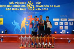 Huấn luyện viên Vũ Mạnh Cường (giữa) cho biết đây là lần đầu tiên trong lịch sử cả 2 tấm HCV đơn nam và đơn nữ đều thuộc về 1 đoàn. (Ảnh: T&T)