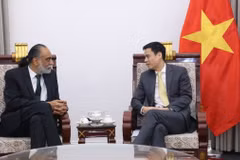 Thứ trưởng Ngoại giao Đặng Hoàng Giang tiếp ông Amandeep Singh Gill, Phó Tổng Thư ký Liên hợp quốc, Đặc phái viên của Tổng Thư ký Liên hợp quốc về công nghệ. (Ảnh: Bộ Ngoại giao)