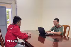 Cơ quan Công an làm việc với các đối tượng. (Ảnh: TTXVN phát)