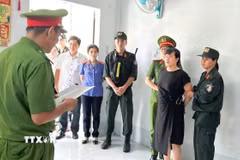 Cơ quan điều tra tống đạt các quyết định đối với bị can Nguyễn Thị Châu. (Ảnh: TTXVN phát)
