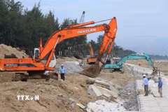 Trên công trình hiện có 16 phương tiện hạng nặng và 80 nhân công tổ chức làm việc 3 ca 4 kíp từ tháng 5/2026 đến nay. (Ảnh: Đoàn Hữu Trung/TTXVN)
