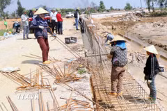 Người lao động thi công tại kè biển đoạn qua xã Mai Phụ. (Ảnh: Công Tường/TTXVN)