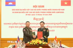 Đại tướng Phan Văn Giang, Bộ trưởng Bộ Quốc phòng và Đại tướng Tea Seiha, Bộ trưởng Bộ Quốc phòng Vương quốc Campuchia trao Biên bản hợp tác năm 2027 giữa Bộ Quốc phòng hai nước. (Ảnh: Trọng Đức/TTXVN)