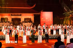 Tiếp mục văn nghệ trong chương trình. (Ảnh: Xuân Khu/TTXVN)
