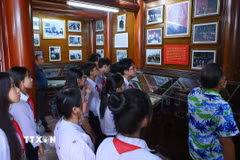 Khu nhà tưởng niệm đồng chí Lê Đức Thọ thường xuyên đón các học sinh đến thăm quan, tìm hiểu về cuộc đời và sự nghiệp cách mạng của đồng chí Lê Đức Thọ. (Ảnh: Công Luật/TTXVN)
