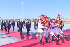 Thủ tướng Lê Minh Hưng và Thủ tướng Lào dâng hoa tưởng niệm các vị lãnh tụ hai nước