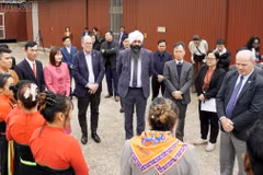 Bộ trưởng Phát triển quốc tế Canada và lãnh đạo tỉnh trao đổi với lãnh đạo công ty. (Ảnh: Báo Lào Cai)