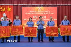 Các tập thể thuộc Viện Kiểm sát nhân dân thành phố Cần Thơ nhận Cờ Thi đua của Viện Kiểm sát nhân dân tối cao. (Ảnh: Thanh Liêm/TTXVN)