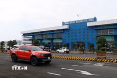 Khẩn trương khắc phục ảnh hưởng do thi công Dự án mở rộng Cảng hàng không Cà Mau. (Ảnh: Kim Há/TTXVN)
