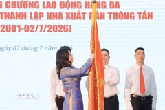 Bộ trưởng Bộ Văn hóa, Thể thao và Du lịch Lâm Thị Phương Thanh trao Huân chương Lao động hạng Ba của Chủ tịch nước tặng Nhà xuất bản Thông tấn. (Ảnh: Minh Quyết/TTXVN)