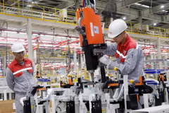 Công nhân sản xuất lắp ráp ôtô Skoda-thương hiệu ôtô đến từ Cộng hòa Séc đầu tư tại tỉnh Quảng Ninh. (Ảnh: Văn Đức/TTXVN)