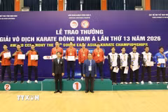 Ban Tổ chức trao thưởng ở nội dung đồng đội nam trong ngày thi đấu cuối cùng của giải đấu. (Ảnh: Đức Phương/TTXVN)