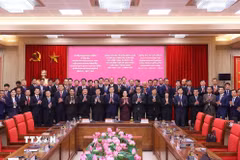 Đồng chí Đoàn Minh Huấn, Ủy viên Bộ Chính trị, Giám đốc Học viện Chính trị quốc gia Hồ Chí Minh và các đại biểu với Đoàn lãnh đạo trẻ ba Đảng Việt Nam-Lào-Campuchia. (Ảnh: Văn Điệp/TTXVN)