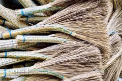 Sản phẩm chổi cọng dừa ở Đông An, xã Phú Hòa, tỉnh An Giang chuẩn bị được đưa ra thị trường. (Ảnh: Thanh Sang/TTXVN)