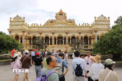 Chùa Vĩnh Tràng (phường Mỹ Phong) là một trong những di tích thu hút đông du khách đến tham quan. (Ảnh: Hồng Thái/TTXVN)
