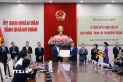 Ủy ban Nhân dân tỉnh Quảng Ninh trao quyết định đầu tư cho 16 dự án với tổng mức đầu tư khoảng 16.075 tỷ đồng. (Ảnh: Đức Hiếu/TTXVN)