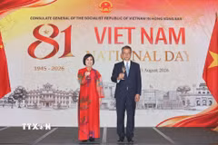 Tổng Lãnh sự Việt Nam tại Hong Kong và Macau Lê Đức Hạnh và Cục trưởng Cục Tài chính Hong Kong Paul CHAN Mo-po chúc mừng Quốc khánh Việt Nam. (Ảnh: Xuân Vịnh/TTXVN)