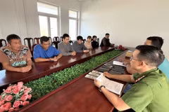 Công an tỉnh Đắk Lắk làm việc với các đối tượng liên quan trong vụ án. (Ảnh: TTXVN phát)