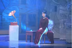 Nghệ sỹ ưu tú Hồng Nhung thể hiện vai Uyên Thanh trong “Người con gái Hà thành”. (Ảnh: Nhà hát Cải lương Hà Nội)