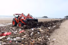 Công ty Cổ phần Dịch vụ môi trường và Công trình đô thị Vũng Tàu (Vesco) thu gom rác thải đại dương. (Ảnh: Đoàn Mạnh Dương/TTXVN)