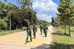 Cán bộ, chiến sỹ Đồn Biên phòng Cửa khẩu quốc tế Tân Nam tuần tra, kiểm soát khu vực bất kể nắng mưa. (Ảnh: Đức Hạnh/TTXVN)