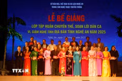 Trung tâm Nghệ thuật truyền thống tỉnh Nghệ An tổ chức lớp Tập huấn chuyển thể, soạn lời dân ca ví, giặm cho 36 nghệ nhân, hạt nhân văn nghệ của các Câu lạc bộ dân ca ví, giặm tại các địa phương. (Ảnh: Bích Huệ/TTXVN)