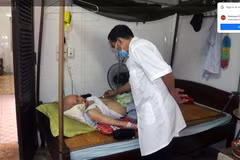 Kiểm tra sức khỏe thương, bệnh binh là công việc hàng ngày của các bác sỹ tại Trung tâm điều dưỡng thương binh Duy Tiên. (Ảnh: Nguyễn Chinh/TTXVN)