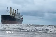 Tàu hàng trôi dạt và mắc cạn do sóng biển lớn ở vùng biển xã Chân Mây-Lăng Cô, thành phố Huế. (Ảnh: TTXVN phát)