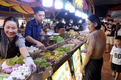 Khách tham quan, thưởng thức các loại bánh dân gian truyền thống của Cần Thơ. (Ảnh minh họa: Trung Kiên/TTXVN)