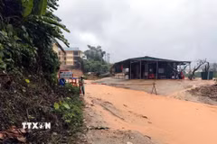 Chính quyền xã Ba Lòng (Quảng Trị) đặt rào chắn và khuyến cáo người dân không đi qua các khu vực bị ngập sâu và nguy cơ sạt lở. (Ảnh: TTXVN phát)