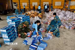 Hàng hóa, lương thực, nhu yếu phẩm được vận chuyển, sắp xếp lên máy bay để hỗ trợ người dân khu vực ngập lụt. (Ảnh: Trần Lê Lâm/TTXVN)